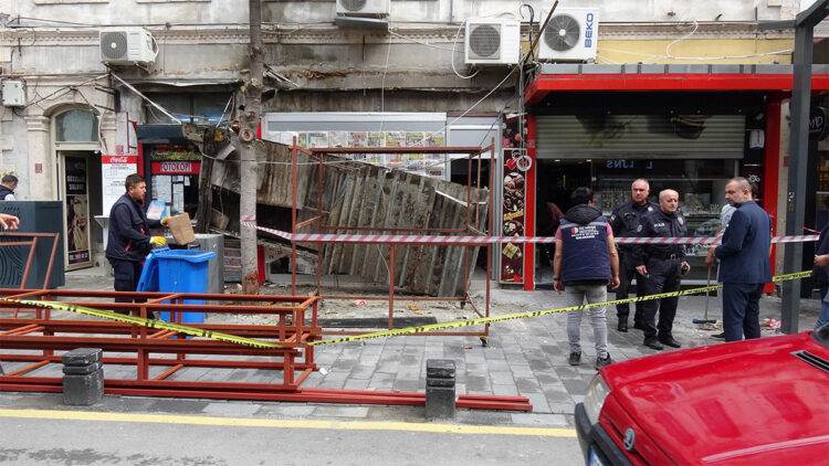 Sundurma çöktü; 2 kişi yaralandı