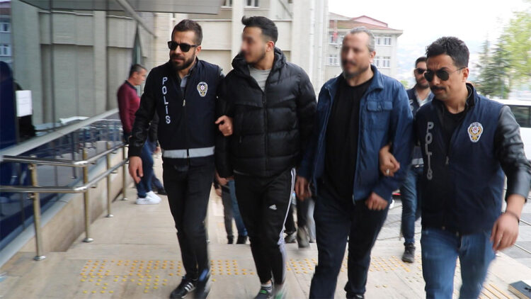 Uyuşturucu çetesinin, tahta kaşıkla cinsel istismarına uğradı