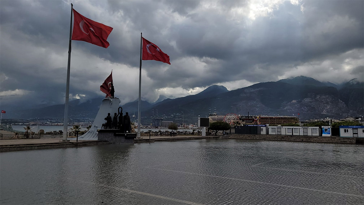 İskenderun'da yollara taşan su kısmen çekildi
