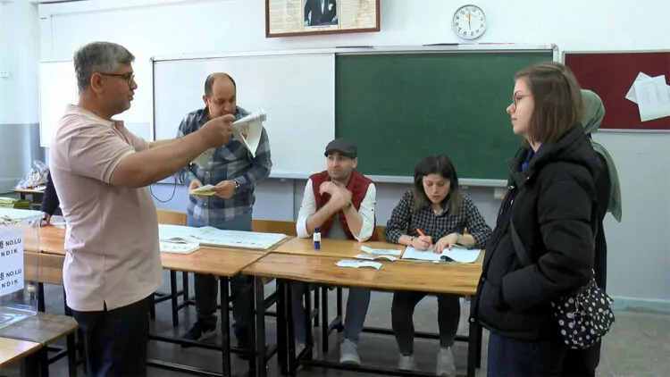 İstanbul'da ilk oylar kullanılmaya başlandı