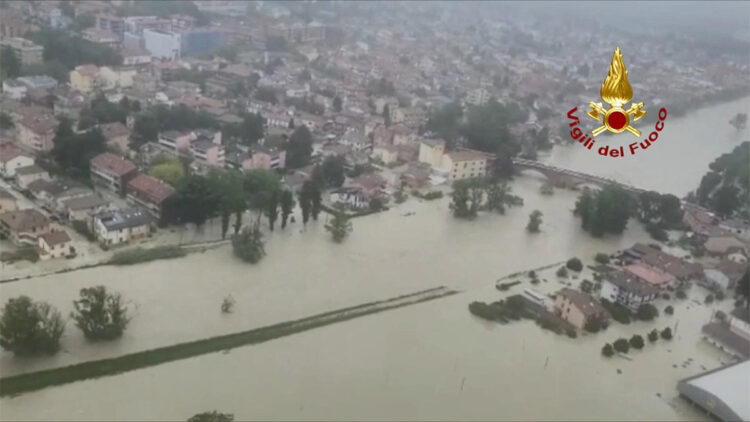 İtalya'daki sele 400 kişilik ekip müdahale ediyor
