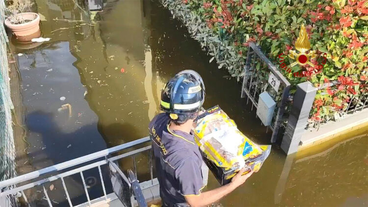 İtalyan itfaiye ekipleri, ilaçları ihtiyaç sahiplerine ulaştırdı