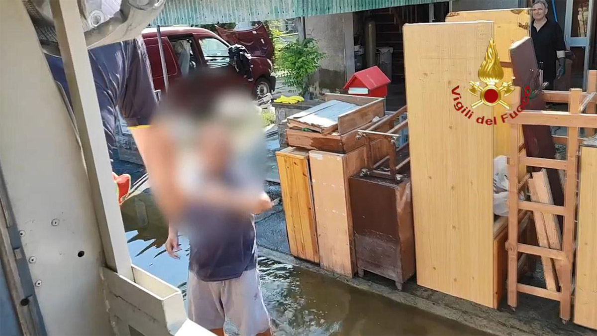 İtalyan itfaiye ekipleri, ilaçları ihtiyaç sahiplerine ulaştırdı