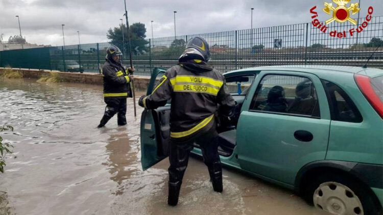 Palermo kentinde sağanak, sele dönüştü
