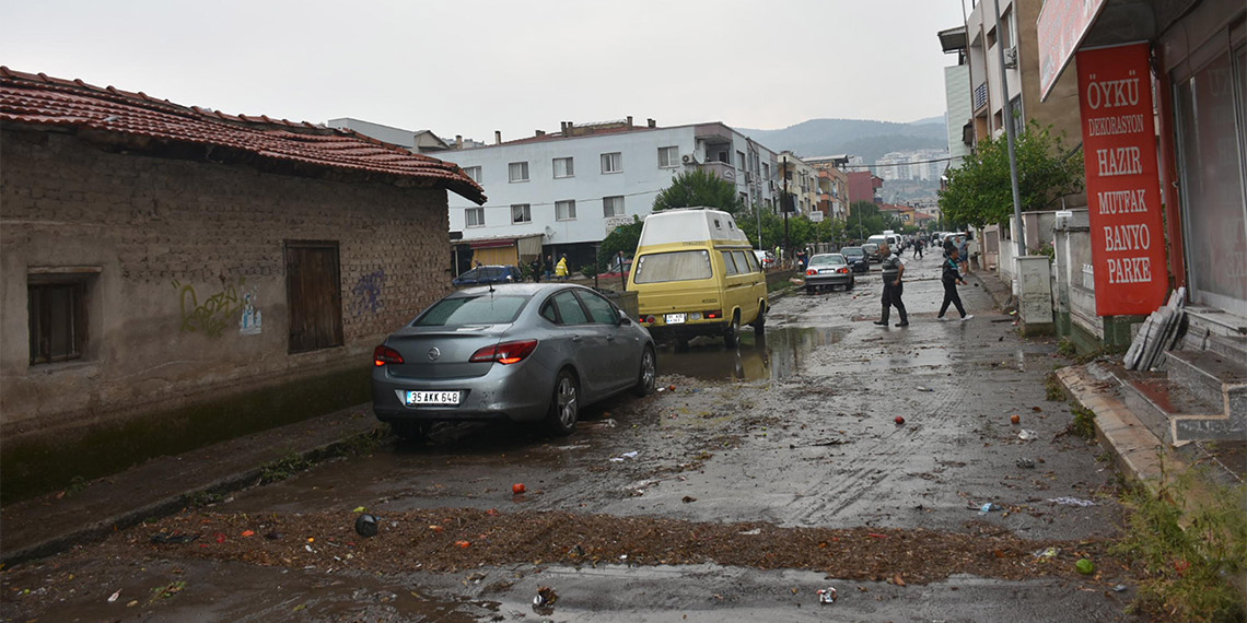 Meteoroloji Genel Müdürlüğü'nün sağanak uyarısının ardından İzmir'de ev ve iş yerleri suyla doldu. Sürücüler de caddelerde biriken su nedeniyle araçlarıyla ilerlemekte zorlandı.