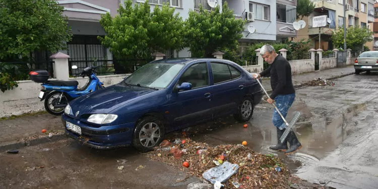 İzmir'de ev ve iş yerleri suyla doldu