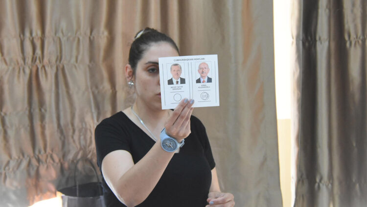 İzmir'de sandıklar açıldı