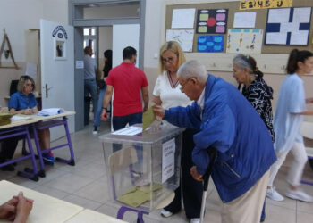 izmirli vatandaşlar sandık başına gidiyor