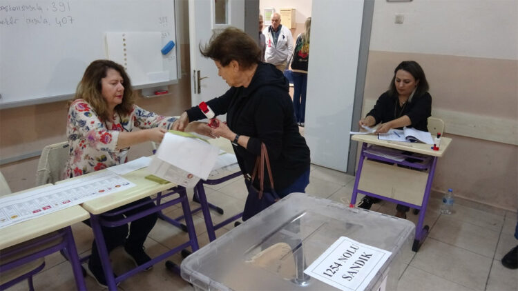 İzmir'de seçmenler oy kullanmaya başladı