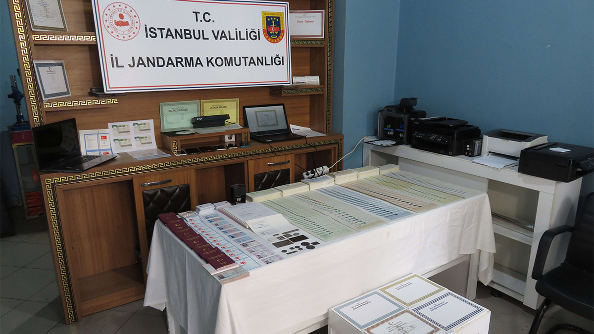 Jandarmadan sahte kimlik ve pasaport operasyonu