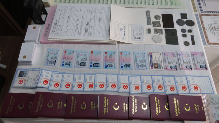 Jandarmadan sahte kimlik ve pasaport operasyonu