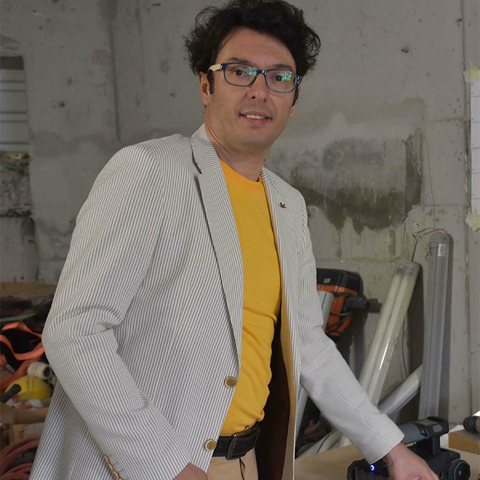 Jeofizik Mühendisleri Odası İzmir Şube Başkanı Sinancan Öziçer, İzmir'de nüfus yoğunluğunun en fazla olduğu Konak ve Karşıyaka gibi ilçelerde özellikle sahil bölgesinde zeminin çok zayıf alüvyon tabakadan oluştuğunu belirtti.