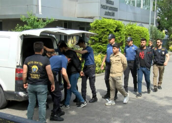 Kadıköy'de yüksek sesle müzik dinleyen 4 kişi adliyeye sevk edildi