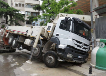 Yol çöktü, beton dökme pompası yan yattı
