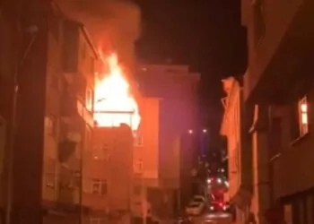 Kağıthane'de 3 katlı binanın çatı katı yandı