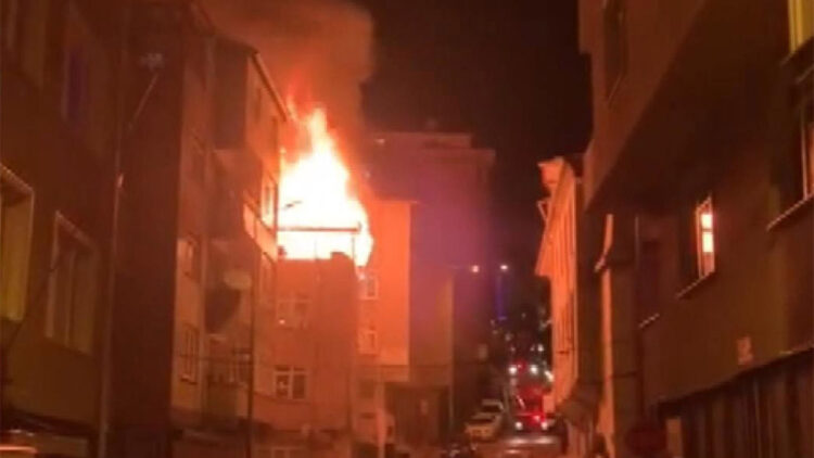 Kağıthane'de 3 katlı binanın çatı katı yandı