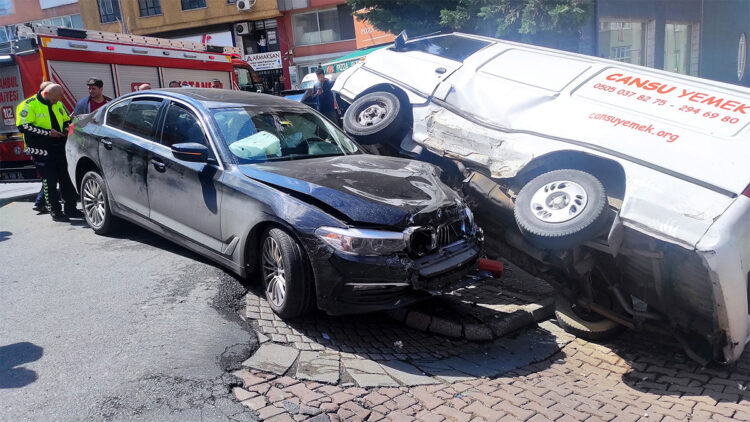 Kağıthane'de yokuş aşağıya inen sürücü bir kadını ağır yaraladı