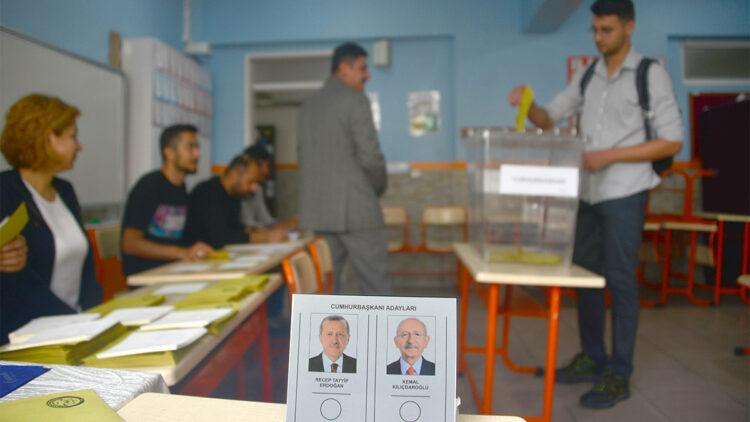 Seçmenler oyunu kullandıktan sonra zarfı sandığa attı