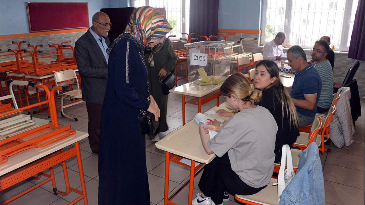 Seçmenler oyunu kullandıktan sonra zarfı sandığa attı