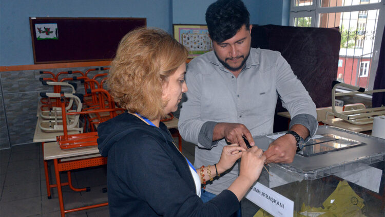 Kahramanmaraş'ta sandıklar açılarak sayıma başlandı