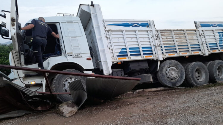 Adana'da şarampole düşen kamyonun şoförü öldü