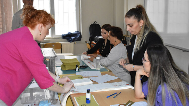 Karadeniz'de oy kullanma işlemi başladı