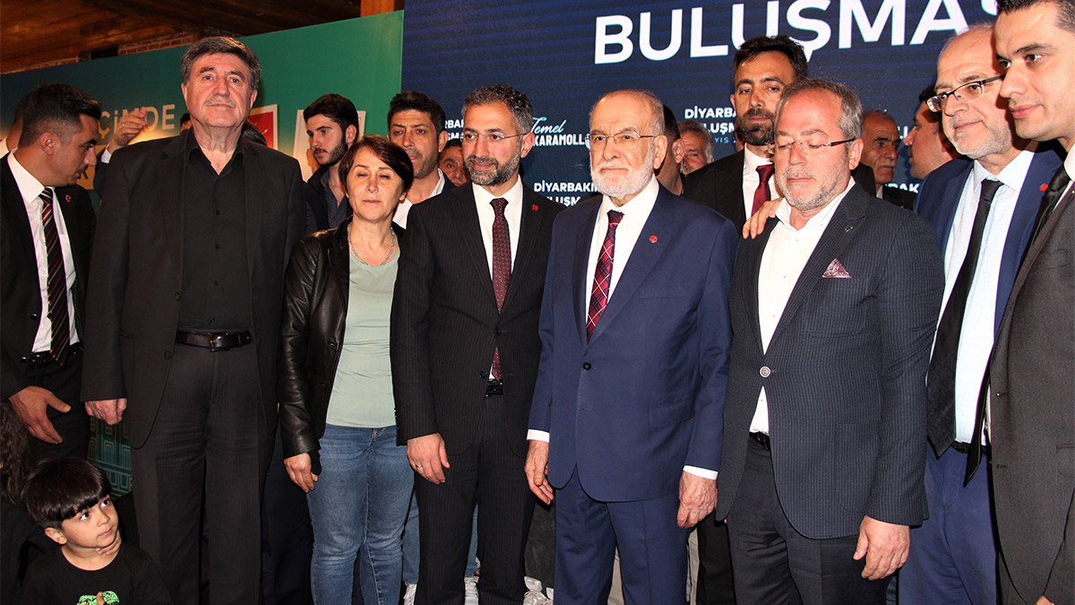 Saadet Partisi Genel Başkanı Temel Karamollaoğlu, "6 ayrı siyasi parti bir araya gelmemizin bir temel sebebi vardır. O da Cumhurbaşkanlığı Sistemini değiştirmektir. Bu sistem değişmeden otoriterlik ortadan kalkmaz. Cumhurbaşkanı hesap verebilmelidir, aldığı kararlar Mecliste müzakere edilebilmelidir. Bunu bugün yapmak mümkün değildir. Bu sistemi de geldiğimiz gibi değiştirme imkanı yoktur. Anayasa'nın değişmesi lazım" dedi.