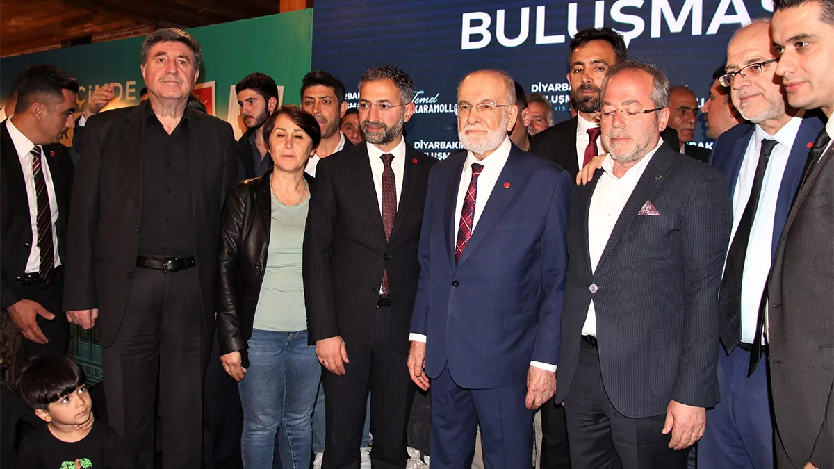 Saadet partisi genel başkanı temel karamollaoğlu, "6 ayrı siyasi parti bir araya gelmemizin bir temel sebebi vardır. O da cumhurbaşkanlığı sistemini değiştirmektir. Bu sistem değişmeden otoriterlik ortadan kalkmaz. Cumhurbaşkanı hesap verebilmelidir, aldığı kararlar mecliste müzakere edilebilmelidir. Bunu bugün yapmak mümkün değildir. Bu sistemi de geldiğimiz gibi değiştirme imkanı yoktur. Anayasa'nın değişmesi lazım" dedi.