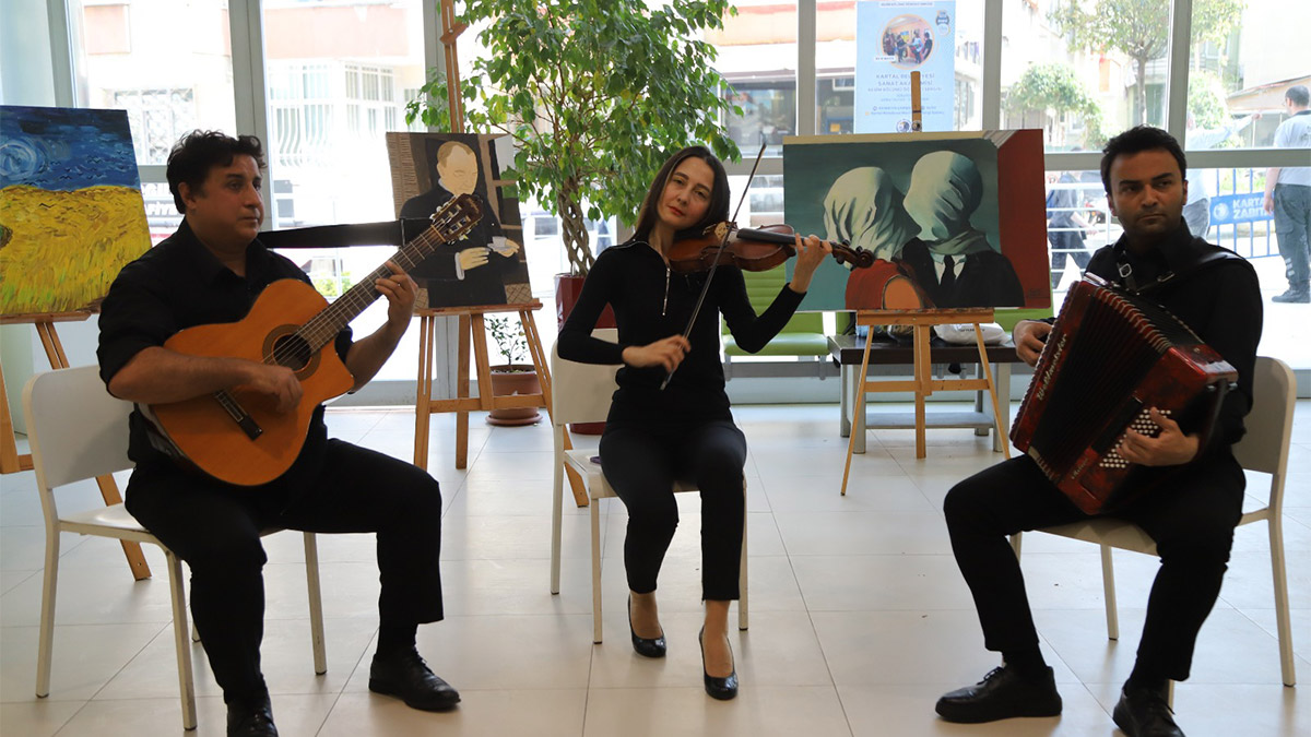 Kartal Belediyesi Sanat Akademisi Resim Bölümü’nde öğrenim gören 63 öğrencinin birbirinden farklı tarzda çalışmalarından oluşan serginin açılışı büyük ilgi gördü.