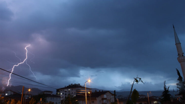 Kastamonu'da sağanak hayatı felç etti