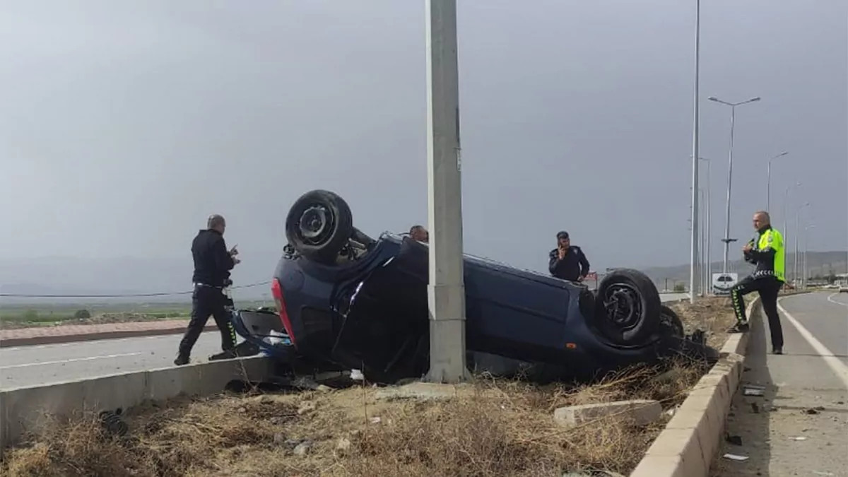 Kayseride otomobil refuje carparak devrildi 1 olu 1 yarali 7238 dhaphoto1 - öne çıkan - haberton