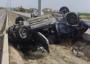 Kayseri'de otomobil refüje çarparak devrildi; 1 ölü