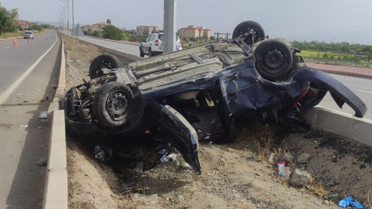 Kayseri'de otomobil refüje çarparak devrildi; 1 ölü