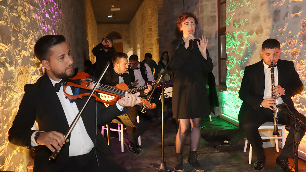 Kent müzesi olan tarihi binada Türk sanat müziği konseri