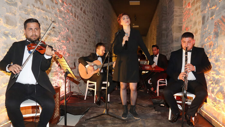 Kent müzesi olan tarihi binada Türk sanat müziği konseri