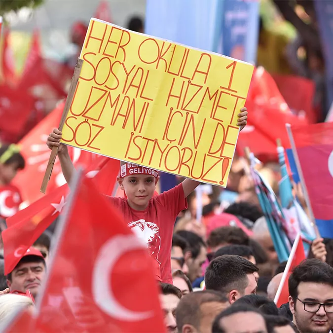 Chp genel başkanı kemal kılıçdaroğlu, “bir yerlerden medet umuyorlar, ‘acaba ne olur da biz iktidarı bırakmayız’ diye arayış içindeler. Uzun süre oturup koltuktan kalkmayan insanın yaptığı bir pislik vardır. Oradan kalkamıyor çünkü. Altına etmiş demektir” dedi.