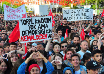 Bayrak ve vatan bizim için vazgeçilmezdir