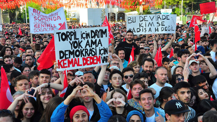 Bayrak ve vatan bizim için vazgeçilmezdir