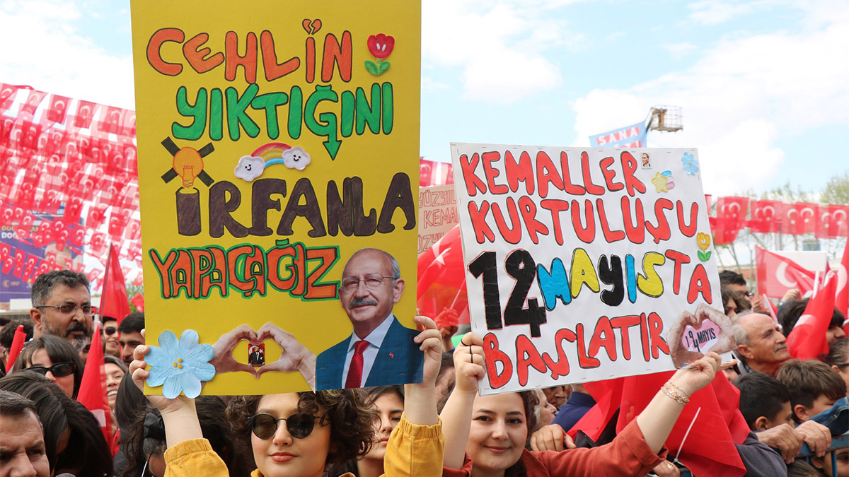 CHP Genel Başkanı Kemal Kılıçdaroğlu, "Bizi kavga ettiriyorlar ama o kavgaya girmeyeceğiz. Bir sürü şeyler söylüyorlar. Onlara da inanmayın lütfen. Benim ağzımdan çıkana inanın. Bu millete doğruları söylemeye yemin ettim. Doğruları söyleyeceğim. Doğruların arkasından gideceğim. Çok kamplaştık, çok kutuplaştık. Neredeyse birbirimizi düşman gibi görmeye başladık. Türkiye'yi buradan çıkaracağım" dedi.