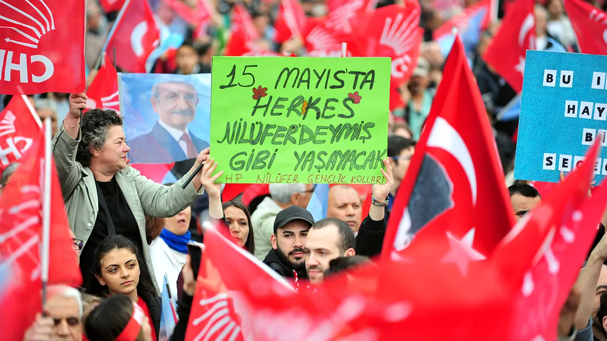 Chp genel başkanı ve millet i̇ttifakı cumhurbaşkanı adayı kemal kılıçdaroğlu, 14 mayıs seçimlerine 3 gün kala bursalılarla buluştu. Kılıçdaroğlu, "i̇lk kez bir otoriter yönetimi, demokratik yollarla değiştirme şansını yakalayacağız” dedi.