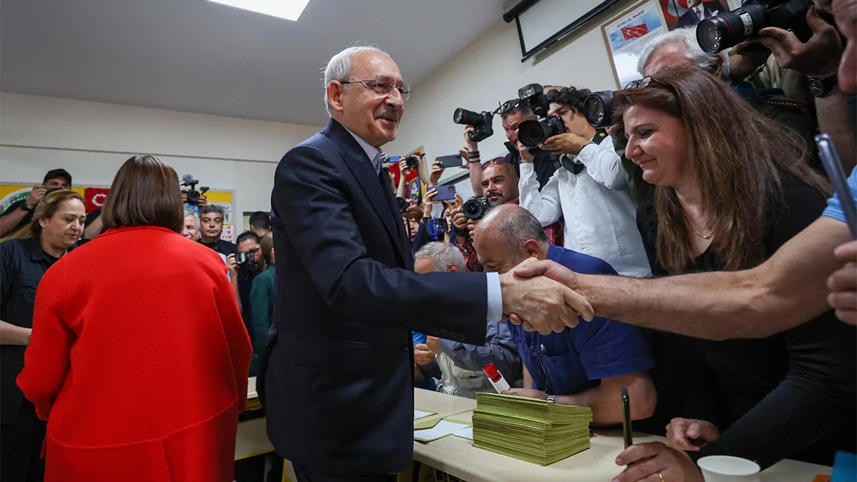 Chp genel başkanı ve millet i̇ttifakı cumhurbaşkanı adayı kemal kılıçdaroğlu, ankara'da oyunu kullandı.  kılıçdaroğlu, "bütün vatandaşlarımı sandığa davet ediyorum. Oylarını kullansınlar, oylarını kullandıktan sonra da sandıklara sahip çıksınlar" dedi.