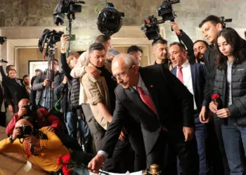 Kemal kılıçdaroğlu anıtkabir'i ziyaret etti