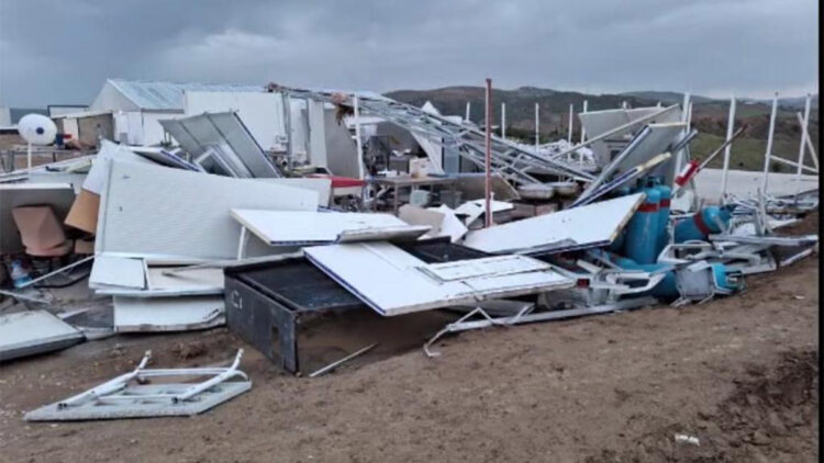 Kırıkkale'de kuvvetli rüzgar; Kiremitler etrafa savruldu