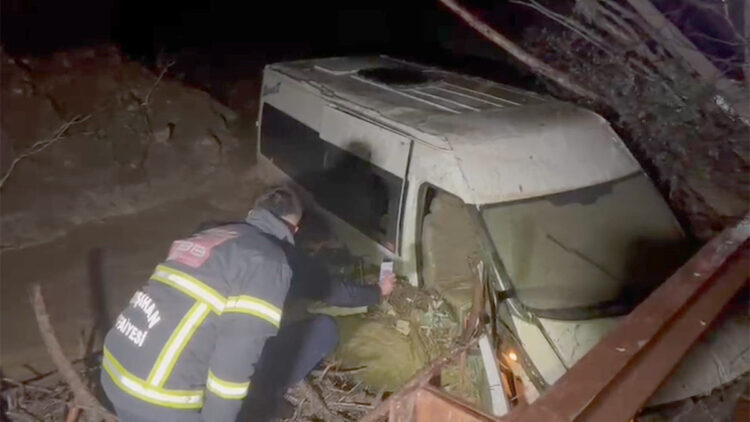 Kırıkkale'de minibüs sele kapıldı; 6 kişi yaralandı