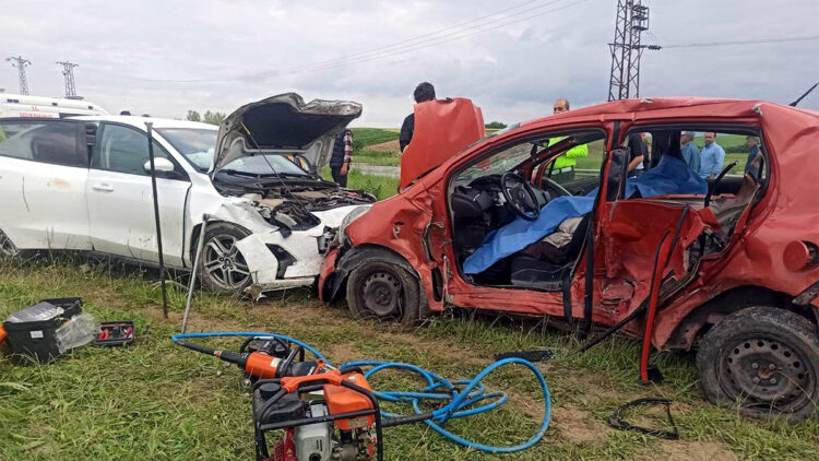 Kırklareli'de iki otomobil çarpıştı; 1 ölü 4 yaralı