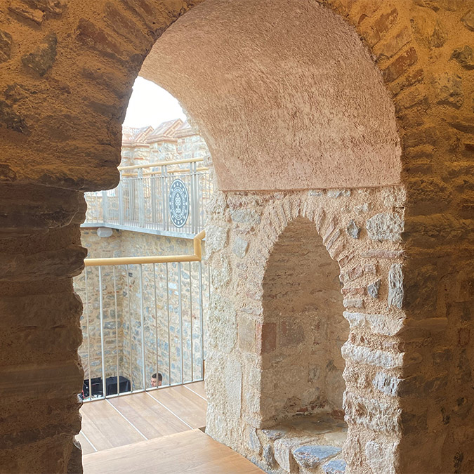 Kız Kulesi ziyarete hazır; Bu akşam 21.00'de gerçekleştirilecek ışık ve lazer gösterilerinin ardından tarihi yapı, yarından itibaren halkın ziyaretine açılacak.