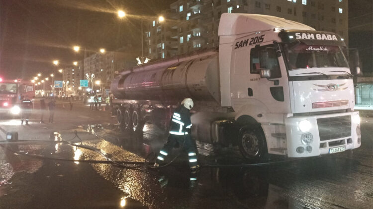 Kızıltepe'de akaryakıt yüklü tankerde yangın