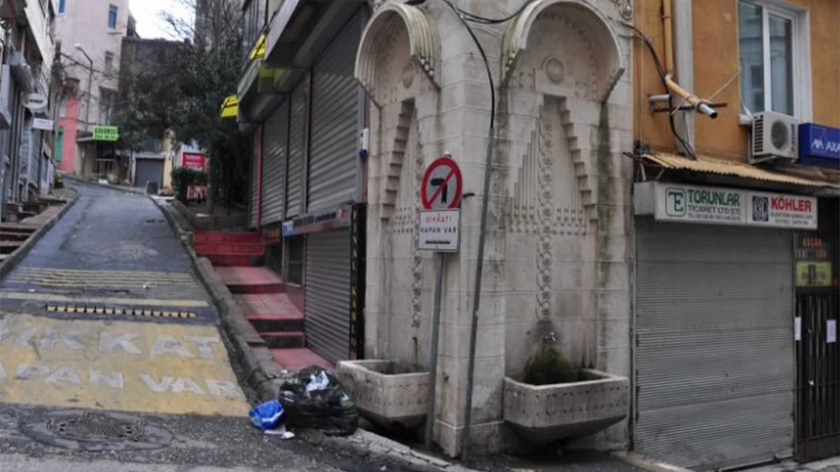İstanbul'da tarihi çeşmeler içler acısı halde. Bazıları adeta çöplüğe dönerken, bazıları etrafına konulan giysi ve çöp konteynerleriyle çevrilmiş.
