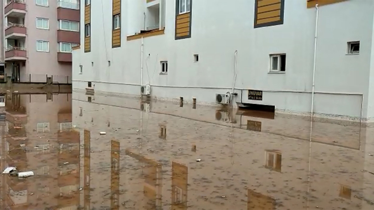 Kozan'da şiddetli sağanak; cadde ve sokaklar suyla doldu