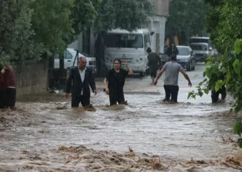 Kozan'da şiddetli sağanak; cadde ve sokaklar suyla doldu